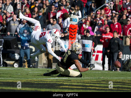 West Lafayette, Indiana, USA. 25Th Nov, 2017. Purdue wide receiver Anthony Mahoungou (21) tente d'attraper la balle comme l'Indiana arrière défensif Rashard Fant (16) défend au cours de NCAA football action de jeu entre l'Indiana Hoosiers et le Purdue Boilermakers au stade Ross-Ade à West Lafayette, Indiana. Purdue a battu Indiana 31-24. John Mersits/CSM/Alamy Live News Banque D'Images
