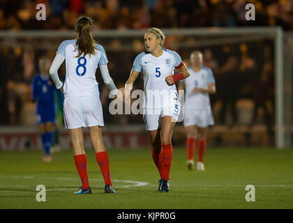 Colchester, UK. 28 nov, 2017. L'angleterre's steph houghton célèbre avec Jill Scott après l'Angleterre 1-0 go ahaed durant la coupe du monde de football féminin 2019 qualificatif contre le Kazakhstan à la maison Weston community Stadium le 28 novembre 2017 à Colchester, Angleterre. crédit : Georgie kerr/Alamy live news Banque D'Images