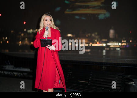 Londres, Angleterre, Royaume-Uni. 29 novembre 2017. amanda holden lance npower light sky dans l'aide de Macmillan Cancer Support au point d'observation, Southbank. crédit : voir li/Alamy live news Banque D'Images