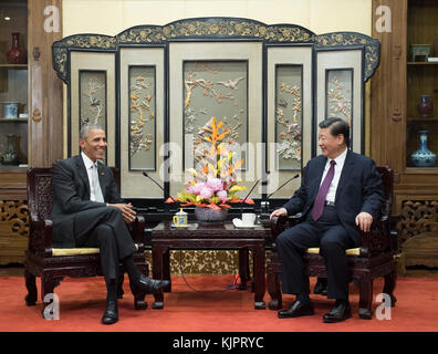 Pékin, Chine. 29 novembre 2017. Le président chinois Xi Jinping (R) rencontre l'ancien président américain Barack Obama à Pékin, capitale de la Chine, le 29 novembre 2017. Crédit : Li Xueren/Xinhua/Alamy Live News Banque D'Images