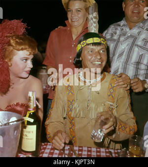 Frank SINATRA à une fête hollywoodienne vers 1960 avec Juliet Prowse à gauche Banque D'Images