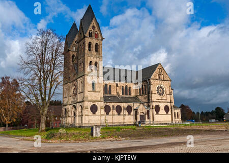 L'église de St Lambertus qui doit être démoli en 2018, comme c'est le village tout entier pour faire place à la mine de lignite, Schalkenmehren, NRW, Allemagne. Banque D'Images