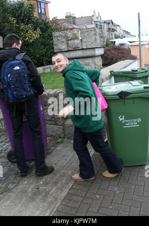 DUBLIN, IRLANDE - JANVIER 04: Le musicien irlandais Sinead O'Connor semble avoir rapidement changé d'avis sur le divorce de son 4ème mari, Barry Herridge. Plus tôt aujourd'hui, Sinead a tweeté que son et son nouveau mari sont de retour ensemble. La paire a été repérée dans les bacs GreenStar à sa maison à Bray, Co. Wicklow. Sinead était plus que heureux pour les photographes de prendre des photos du sourire sur son visage, tandis que Barry semblait plus sérieux et moins bien. Le 4 janvier 2012 à Dublin, Irlande personnes: Sinead O'Connor, Barry Herridge Banque D'Images