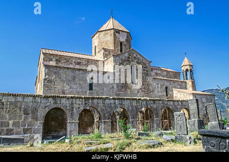 Vue latérale du monastère odzoun et cimetière médiéval avec croix en pierre de basalte Banque D'Images