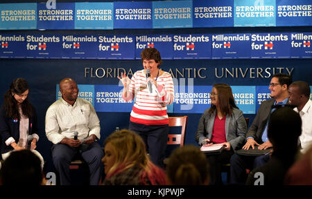 WEST PALM BEACH, FL - 13 SEPTEMBRE : Anne Holton, épouse du candidat démocrate à la vice-présidence Sen. Tim Kaine fait campagne le 13 septembre 2016 à West Palm Beach en Floride. Les gens : Anne Holton Banque D'Images