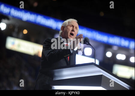 CLEVELAND, OH - 21 JUILLET : le candidat républicain à la présidence Donald Trump et le candidat républicain à la vice-présidence Mike Pence se tiennent avec leurs familles à la fin de la Convention nationale républicaine le 21 juillet 2016 à la Quicken Loans Arena à Cleveland, Ohio. Le candidat républicain à la présidence Donald Trump a reçu le nombre de voix nécessaires pour obtenir la nomination du parti. On estime que 50 000 personnes sont attendues à Cleveland, dont des centaines de manifestants et de membres des médias. La Convention nationale républicaine de quatre jours a débuté le 18 juillet People : Guest Banque D'Images