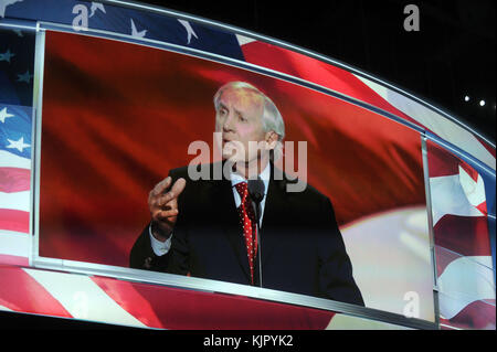 Cleveland, OH - 21 juillet : candidat présidentiel républicain Donald Trump et candidate à la vice-présidence républicaine mike pence stand avec leur famille à la fin de la convention nationale républicaine le 21 juillet 2016 au Quicken Loans Arena de Cleveland, Ohio. candidat présidentiel républicain Donald Trump a reçu le nombre de voix nécessaires pour obtenir la nomination du parti. On estime que 50 000 personnes sont attendues dans la région de Cleveland, dont des centaines de manifestants et de membres des médias. Les quatre jours de la convention nationale républicaine a débuté le 18 juillet les gens : guest Banque D'Images