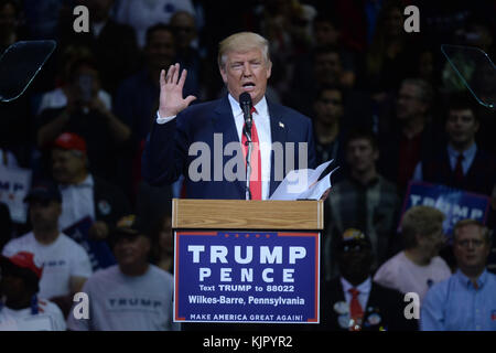 WILKES-BARRE, PA - 10 OCTOBRE : Donald Trump, candidat républicain à la présidence, organise un rassemblement de campagne le 10 octobre 2016 à Wilkes-barre, en Pennsylvanie. Trump poursuit sa campagne après un débat de type Assemblée publique contre la candidate démocrate Hillary Clinton à l’Université de Washington à l’occasion de Louis hier soir. Les gens : Donald Trump Banque D'Images