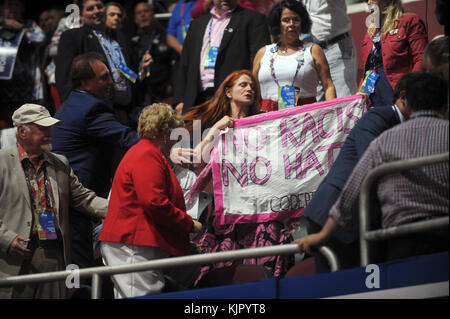CLEVELAND, OH - 19 JUILLET : ambiance le deuxième jour de la Convention nationale républicaine le 19 juillet 2016 à la Quicken Loans Arena à Cleveland, Ohio. On estime que 50 000 personnes sont attendues à Cleveland, dont des centaines de manifestants et de membres des médias. Personnes : atmosphère Banque D'Images