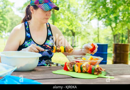 Barbecue de porc grillé et légumes sur planche de bois Banque D'Images