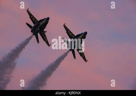 Deux anges bleus de l'US Navy l'aéroport régional de wittman scout au crépuscule en préparation de leur premier spectacle airventure 2017 à Oshkosh Banque D'Images