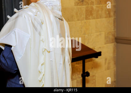 Barmitzvah lecture torah scrolls près de bar-mitsva dans la torah juive Banque D'Images