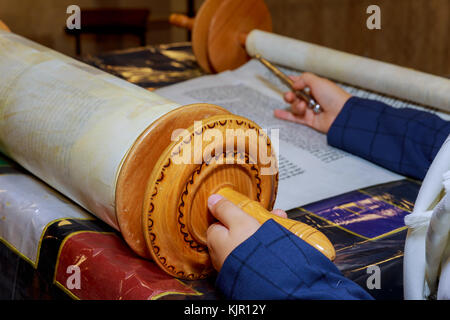 Boy holding rouleaux de la torah torah juive au bar mitzvah Banque D'Images