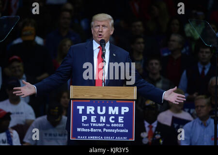 WILKES-BARRE, PA - 10 OCTOBRE : Donald Trump, candidat républicain à la présidence, organise un rassemblement de campagne le 10 octobre 2016 à Wilkes-barre, en Pennsylvanie. Trump poursuit sa campagne après un débat de type Assemblée publique contre la candidate démocrate Hillary Clinton à l’Université de Washington à l’occasion de Louis hier soir. Les gens : Donald Trump Banque D'Images