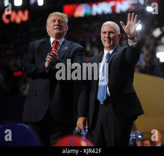 CLEVELAND, OH - 21 JUILLET : le candidat républicain à la présidence Donald Trump (Centre-l) et le candidat républicain à la vice-présidence Mike Pence (Centre-R) se présentent avec leurs familles à la fin de la Convention nationale républicaine le 21 juillet 2016 au Quicken Loans Arena de Cleveland, Ohio. Le candidat républicain à la présidence Donald Trump a reçu le nombre de voix nécessaires pour obtenir la nomination du parti. On estime que 50 000 personnes sont attendues à Cleveland, dont des centaines de manifestants et de membres des médias. La Convention nationale républicaine de quatre jours a débuté le 18 juillet People : Donald Banque D'Images