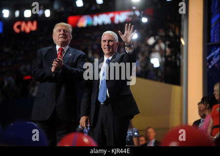 CLEVELAND, OH - 21 JUILLET : le candidat républicain à la présidence Donald Trump (Centre-l) et le candidat républicain à la vice-présidence Mike Pence (Centre-R) se présentent avec leurs familles à la fin de la Convention nationale républicaine le 21 juillet 2016 au Quicken Loans Arena de Cleveland, Ohio. Le candidat républicain à la présidence Donald Trump a reçu le nombre de voix nécessaires pour obtenir la nomination du parti. On estime que 50 000 personnes sont attendues à Cleveland, dont des centaines de manifestants et de membres des médias. La Convention nationale républicaine de quatre jours a débuté le 18 juillet People : Donald Banque D'Images