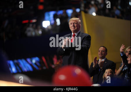 Cleveland, OH - 21 juillet : candidat présidentiel républicain Donald Trump (centre-l) et candidate à la vice-présidence républicaine mike pence (centre-r) avec leurs familles à la fin de la convention nationale républicaine le 21 juillet 2016 au Quicken Loans Arena de Cleveland, Ohio. candidat présidentiel républicain Donald Trump a reçu le nombre de voix nécessaires pour obtenir la nomination du parti. On estime que 50 000 personnes sont attendues dans la région de Cleveland, dont des centaines de manifestants et de membres des médias. Les quatre jours de la convention nationale républicaine a débuté le 18 juillet les gens : Donald Banque D'Images