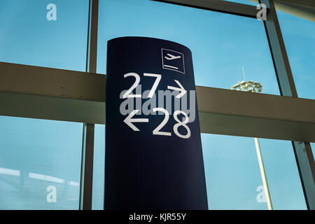 Numéro de l'entrée de l'aéroport d'embarquement en zone de départ de l'enseigne Banque D'Images