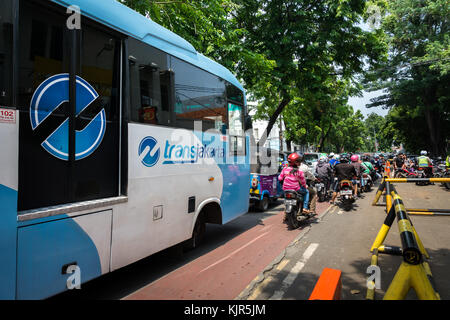 Jakarta, Indonésie - novembre 2017 : bus TransJakarta dans le centre-ville de Jakarta. TransJakarta est le premier système BRT (bus Rapid transit) développé en MER Banque D'Images