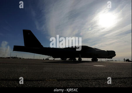 Un 5e Escadron des Forces de sécurité patrouilles membre de la force de réaction de l'un B-52H Stratofortress à Minot Air Force Base, N.D., le 31 octobre 2017, lors de l'exercice Glob Banque D'Images