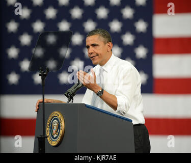 BOCA RATON, FL - 10 AVRIL : le président AMÉRICAIN Barack Obama parle de la réforme fiscale à la Florida Atlantic University le président Obama a parlé de la règle du buffet, nommée en l'honneur du milliardaire Warren buffet, une proposition de loi de réforme fiscale visant à établir un impôt minimum pour les millionnaires, qui fera face à un vote procédural la semaine prochaine au Sénat américain, le 10 avril 2012 à Boca Raton Florida People : Barack Obama transmission Ref : MNC5 doit appeler si intéressé Michael Storms Storms Media Group Inc. 305-632-3400 - Cell 305-513-5783 - Fax MikeStorm@aol.com Banque D'Images