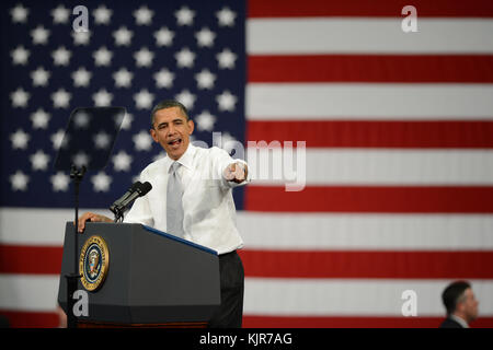 BOCA RATON, FL - 10 AVRIL : le président AMÉRICAIN Barack Obama parle de la réforme fiscale à la Florida Atlantic University le président Obama a parlé de la règle du buffet, nommée en l'honneur du milliardaire Warren buffet, une proposition de loi de réforme fiscale visant à établir un impôt minimum pour les millionnaires, qui fera face à un vote procédural la semaine prochaine au Sénat américain, le 10 avril 2012 à Boca Raton Florida People : Barack Obama transmission Ref : MNC5 doit appeler si intéressé Michael Storms Storms Media Group Inc. 305-632-3400 - Cell 305-513-5783 - Fax MikeStorm@aol.com Banque D'Images