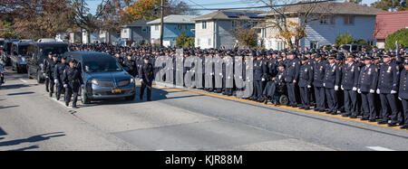 NEW YORK, NY - NOVEMBRE 10 : le maire de Blasio assiste à des funérailles. Sergent NYPD Paul Tuozzolo est sorti de l'église catholique romaine de Saint Rose de Lima à Massapequa ces funérailles, des dizaines de milliers d'officiers et de policiers du NYPD de tout le pays avaient aligné sur Merrick Rd. À Massapequa, NY pour les funérailles du sergent NYPD. Paul Tuozzolo qui a été tué la semaine dernière dans l'exercice de ses fonctions. Personnes : Sgt. Paul Tuozzolo Banque D'Images