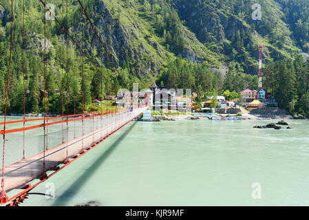 Barangol, Russie - le 27 juillet 2017 : Suspension Bridge sur la rivière Katun dans village Barangol. République de l'Altaï, en Sibérie. Banque D'Images