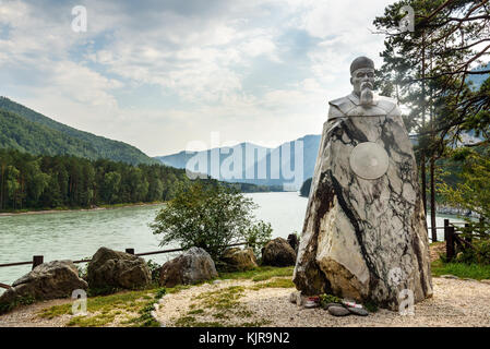 Katun Turquoise, République de l'Altaï, en Russie - le 27 juillet 2017 : monument en marbre de Nicholas Roerich sur la banque du fleuve Katun. Il a ouvert ses portes en 2009 Banque D'Images