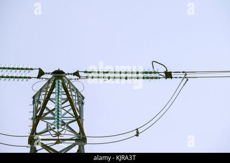 Une vue détaillée des isolants sur une ligne électrique haute tension. Banque D'Images