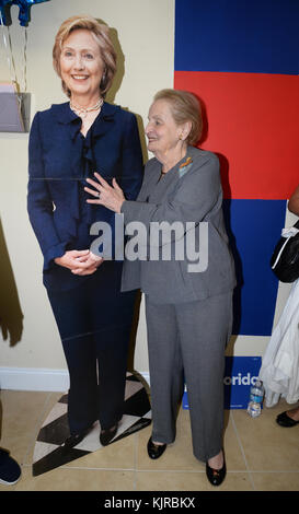 BOCA RATON, FL - 23 OCTOBRE : (COUVERTURE EXCLUSIVE) L'ancienne secrétaire d'État américaine Madeleine Albright semble qu'elle est en train de tâtonner un carton découpé de la candidate démocrate à la présidence et ancienne secrétaire d'État Hillary Clinton au Bureau de campagne coordonnée de Boca Raton, encourager les Floridiens à voter tôt pour Hillary Clinton le 23 octobre 2016 à Boca Raton, Florida People : Madeleine Albright Banque D'Images