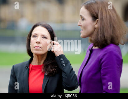 Debbie Abrahams MP (travail ; Oldham East et Bellevue) et Theresa Villiers député (Con : Chipping Barnet) sur College Green, Westminster, discuter de Phil Banque D'Images