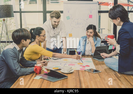 Groupe de gens d'affaires asiatiques et multiethnique avec travail occasionnel et de réflexion ensemble dans les bureaux modernes, les gens concept business group Banque D'Images