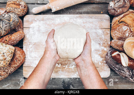 Baker préparant une variété de délicieux pain frais et de pâtisseries Banque D'Images