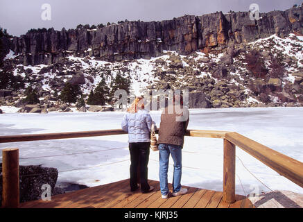 Couple au belvédère sur Laguna Negra. La province de Soria, Castilla Leon, Espagne. Banque D'Images