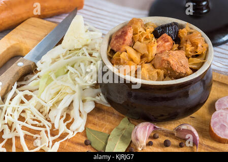 Le bigos-polonaise plat de viande finement hachée, les champignons, et des saucisses avec de la choucroute et le chou frais râpé. Le plat est également traditionnelle Banque D'Images