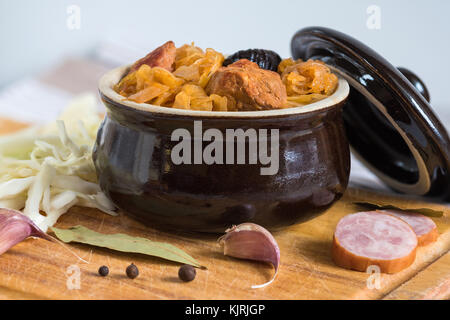 Le bigos-polonaise plat de viande finement hachée, les champignons, et des saucisses avec de la choucroute et le chou frais râpé. Le plat est également traditionnelle Banque D'Images