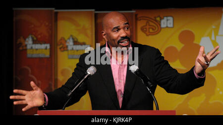 LAKE BUENA VISTA - 11 MARS : le chanteur Jordin Sparks pose avec Minnie Mouse lors de l'événement « Disney's Dreamers Academy avec Steve Harvey et essence Magazine » le 11 mars 2012 au Walt Disney World Resort à Lake Buena Vista, en Floride. Sparks, qui sera le vedette dans le film à venir, 'Sparkle' qui ouvrira cet été, a été le conférencier principal lors de la cérémonie de lancement. Disney's Dreamers Academy est un programme annuel d'inspiration professionnelle pour 100 lycéens à travers les États-Unis : Steve Harvey Banque D'Images