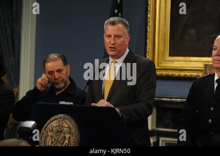 NEW YORK, NY - 27 janvier : Maire de la ville de New York, Bill De Blasio parle aux médias sur une grande tempête de neige. Une grande partie du nord-est se prépare pour une importante tempête hivernale qui devrait donner des conditions de blizzard et de 10 à 30 pouces de neige. Le 27 janvier 2015 à New York City People : Maire de la ville de New York, Bill De Blasio Banque D'Images