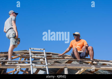 Les hommes travaillant sur village de bonbon maisons Haïti après l'ouragan matthew détruit en octobre 2016. Banque D'Images