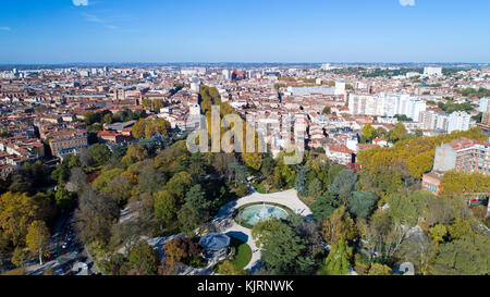 Vue aérienne du centre-ville de Toulouse à partir du grand rond-point Park Banque D'Images