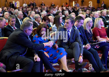 Le député conservateur Julian Smith, le whip en chef du gouvernement britannique (centre), serre la main de Gavin robinson mp au cours de la conférence annuelle de dup à l'hôtel la mon hotel à Belfast. Banque D'Images