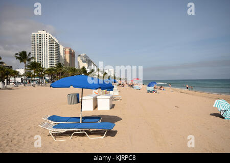 Fort Lauderdale, USA - 15 janvier 2015 : les touristes et les habitants profitez d'une journée sur la plage de Fort Lauderdale, Floride le 15 janvier 2015. c'est un tourst d Banque D'Images