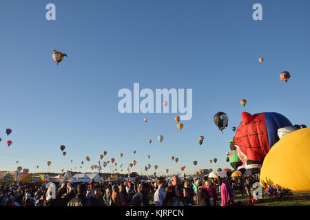 Albuquerque - 7 octobre : des centaines de montgolfières s'envolent au cours de l'International Balloon Fiesta d'Albuquerque nm le 7 octobre 2016 Banque D'Images
