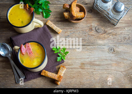 Split pea soup au jambon fumé et les croûtons sur fond de bois épais fait maison saine soupe split pour le déjeuner en hiver. Banque D'Images