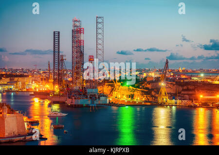 Aerial skyline à grand port dans la nuit, La Valette, Malte Banque D'Images