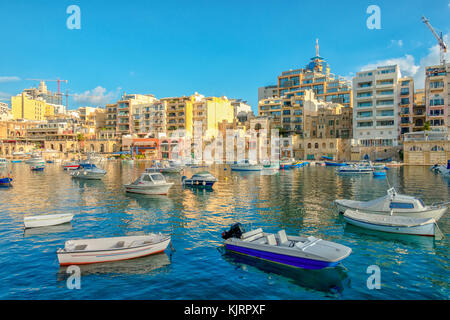 Belle vue sur le port avec bateaux et voiliers maltais à Sliema, Malte, la baie de Spinola Banque D'Images