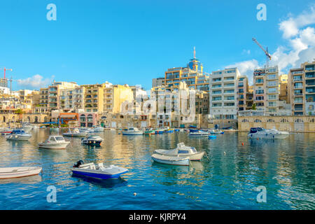 Beau port européen avec des yachts et bateaux maltais à Sliema, Malte, la baie de Spinola Banque D'Images