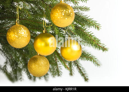 Décorations de Noël, cinq boules d'or suspendu à l'arbre de Noël Banque D'Images