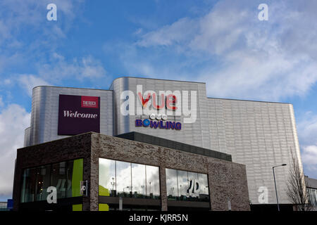 Vue cinéma avec revêtement en aluminium et boutique de sport JD en avant-plan dans le cadre du développement mixte du triangle roc, centre-ville de bury lancashire royaume-uni Banque D'Images